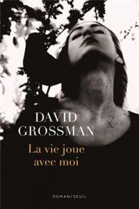 Couverture du livre La vie joue avec moi - David Grossman