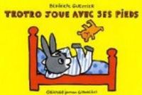 Couverture du livre Trotro joue avec ses pieds - Benedicte Guettier