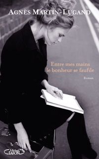 Couverture du livre Entre mes mains le bonheur se faufile - Agnes Martin Lugand